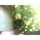 coupon tissu Chirimen Japonais traditionnel 55x49cm fleuri doré fond vert 29